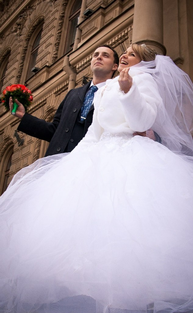 Только вышли из загса, и свадебная фотосъемка тому подтверждение