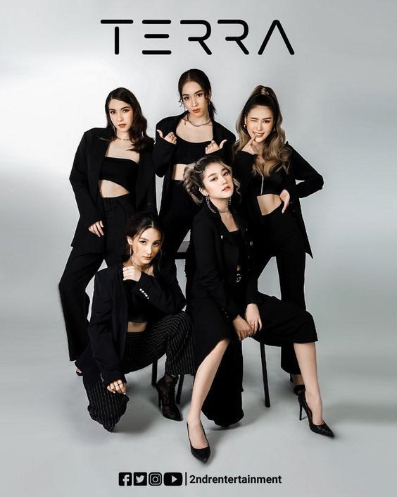 Идеи фото группами 9-11 класс. Выпускные альбомы «Эврика» в Нижнем Новгороде