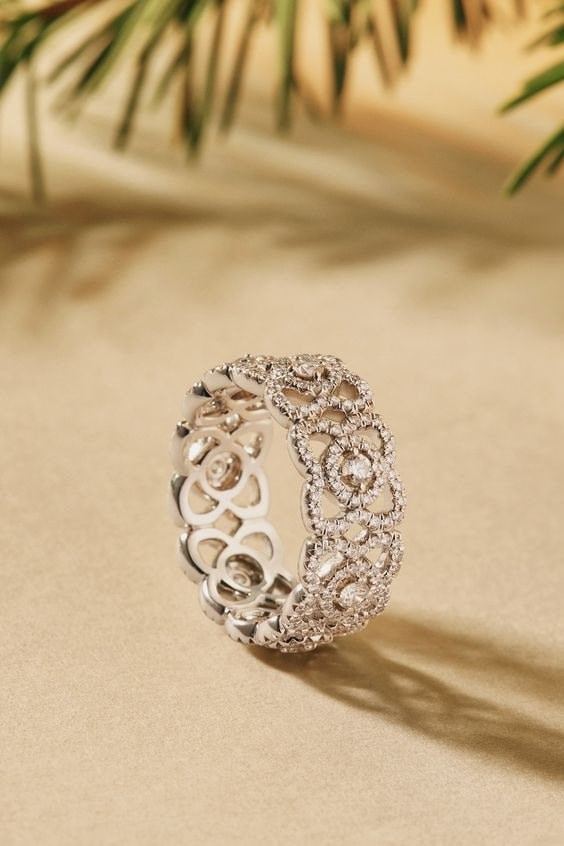 Предметная съемка бижутерии на светлом фоне, акцент на блеске и деталях