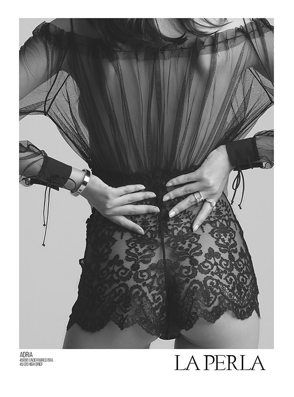 Фотосъёмка La Perla в Алматы — модель в прозрачном чёрном платье с кружевом, вечерняя fashion-эстетика.