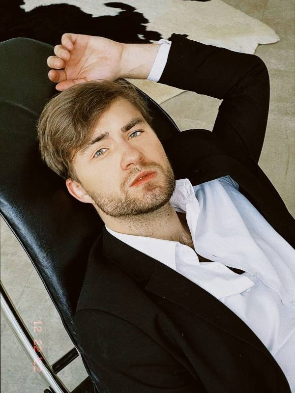 Дмитрий, 177 рост, 46-48 р-р. KED Production — продакшн из СПб. Создаём фото, видео и контент, который помогает брендам и селлерам продавать больше