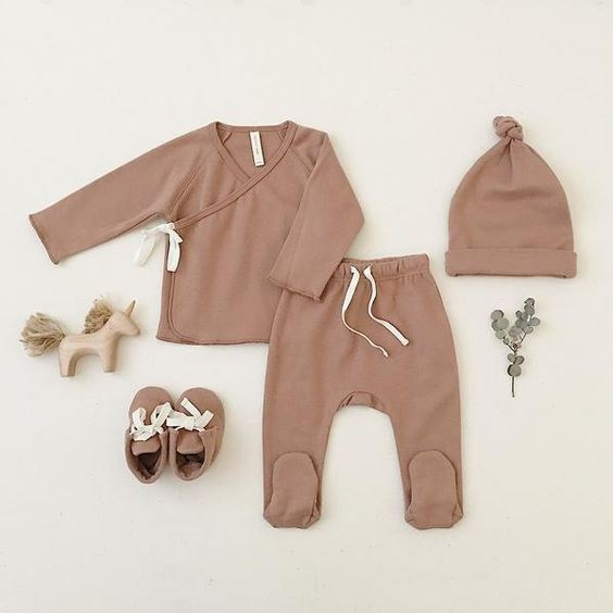 Предметное фото - специальная одежда для первых прогулок.