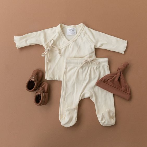 Предметное фото - практичные и удобные комплекты для младенцев.