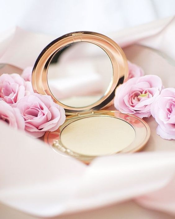 Предметное фото косметики - стильные и функциональные решения для вашего макияжа и ухода за кожей.