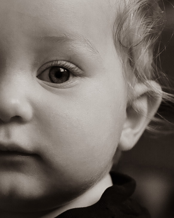 половинка лица малыша в черно белом цвете