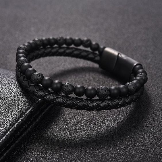 Предметная съемка аксессуара на фоне с легкой тенью.