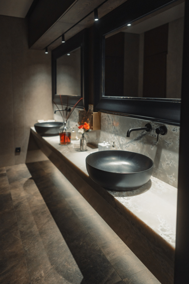 Интерьерная фотосъемка для ресторана ЗОЛОТАЯ ВИШНЯ в Казани