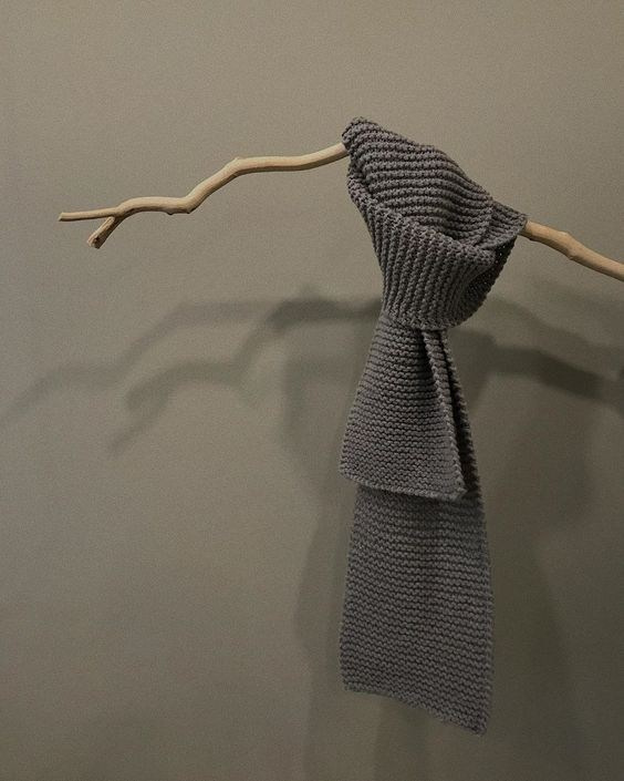 Предметная съемка лаконичного аксессуара с акцентом на текстуру.