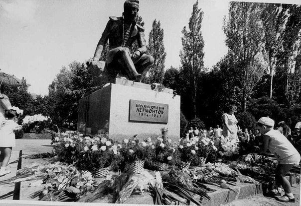 Памятник Лермонтову. Фотоальбом истории города Лермонтов