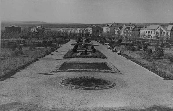 Лермонтовский сквер. Фотоальбом истории города Лермонтов