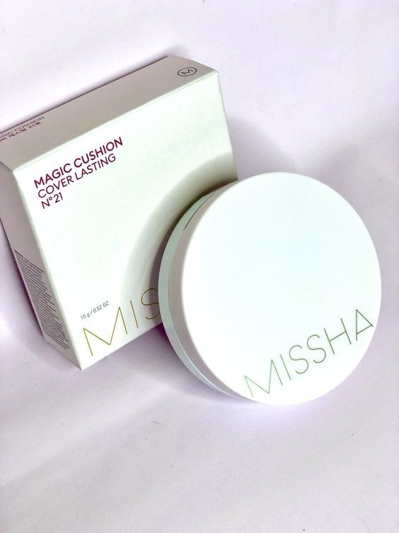 Утонченный аксессуар в предметной съемке на белом фоне.