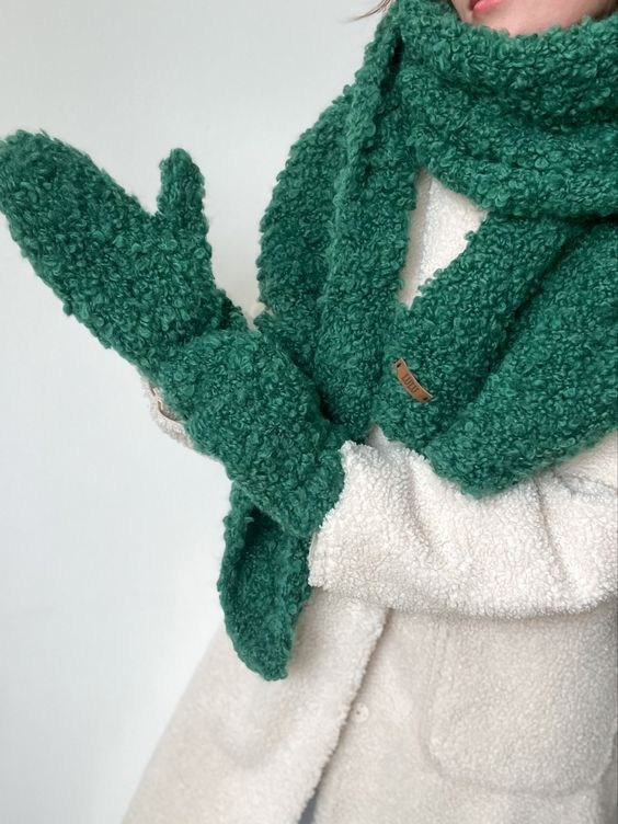 Предметная съемка аксессуара в стиле ретро на нейтральном фоне.