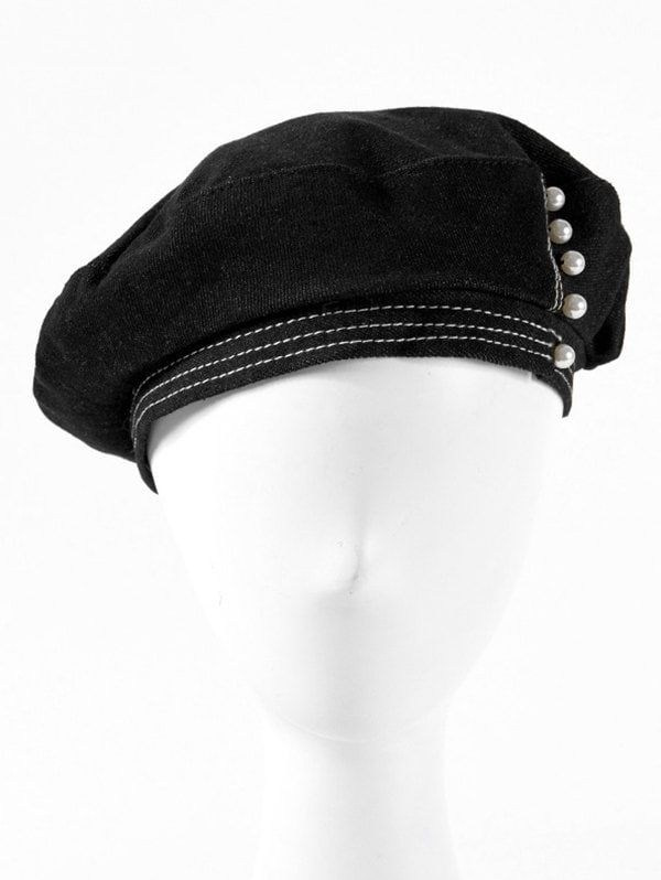 Предметная съемка головного убора с гладкой текстурой, выделение формы и минимализма