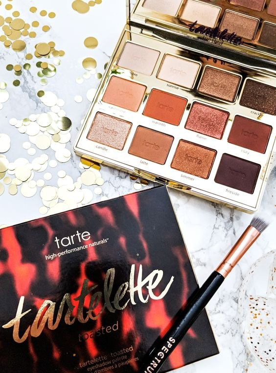 Предметное фото косметики - современные и безопасные формулы для вашего неповторимого стиля.