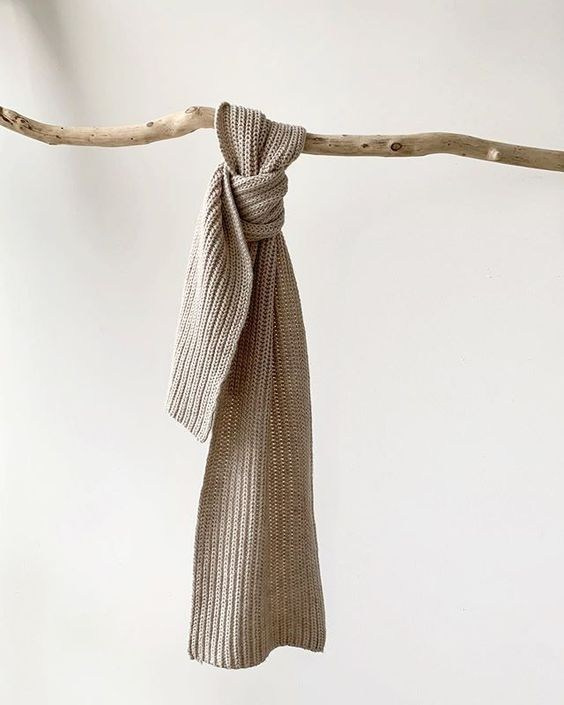 Предметная съемка аксессуара в минималистичной композиции.