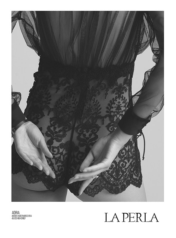 Рекламная фотосъёмка La Perla — деталь белого кружевного лифа, премиальная ручная работа, студийный свет.