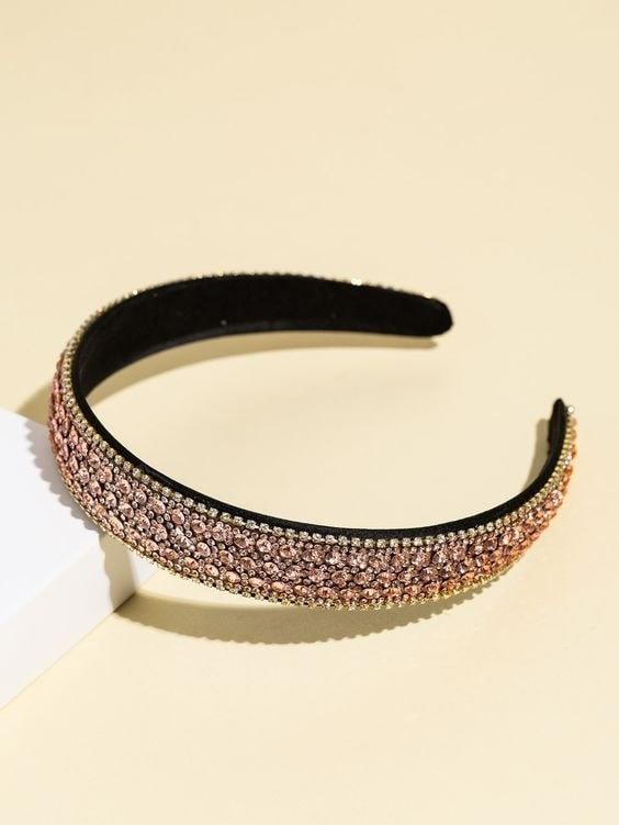 Предметная съемка элегантного аксессуара на светлом фоне.