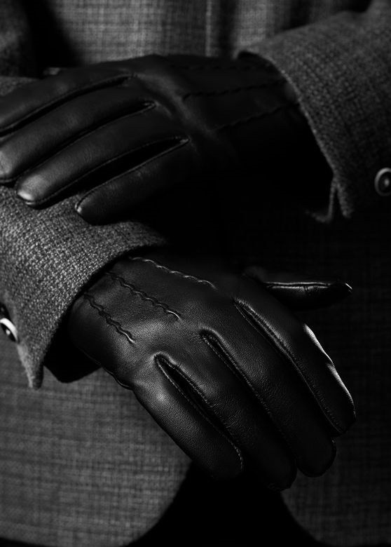 Предметная съемка классического аксессуара в черно-белом стиле.