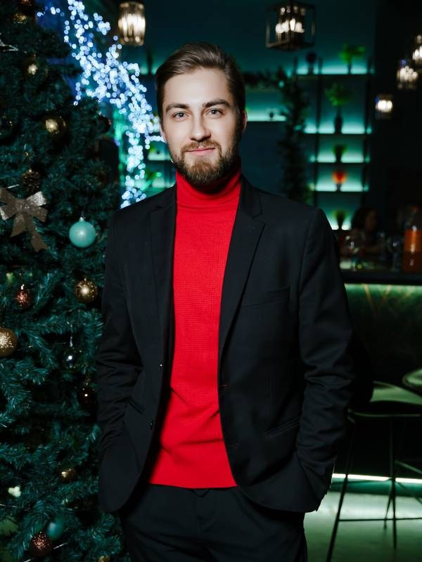 Дмитрий, 177 рост, 46-48 р-р. KED Production — продакшн из СПб. Создаём фото, видео и контент, который помогает брендам и селлерам продавать больше