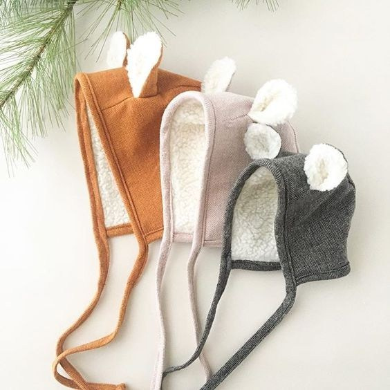 Предметное фото - мягкие и теплые шапочки для малышей