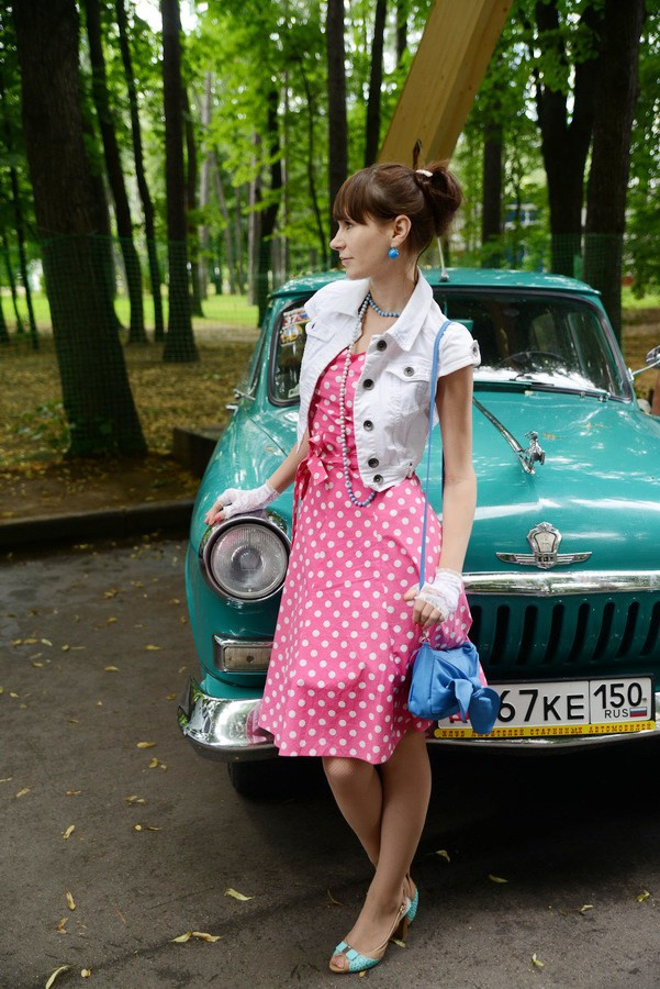 Фотосессия стиляги в розовом платье в горох, стилизация ретро фотосессий