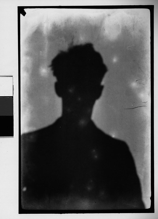 Уокер Эванс (1903–1975) — ключевая фигура американской документальной фотографии. Показал, что документальная фотография может быть одновременно строгой и поэтичной, фиксируя реальность без прикрас, но с глубоким уважением к человеку и его окружению.