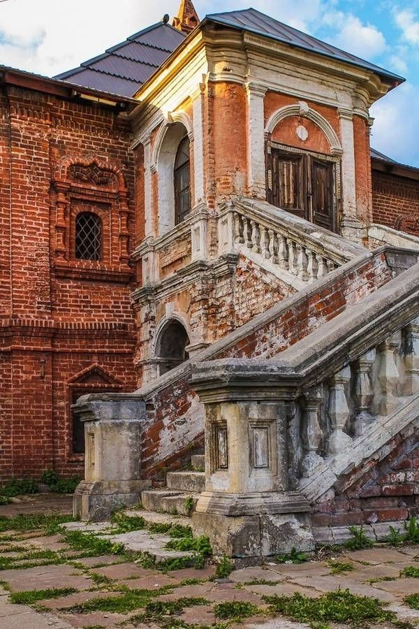 Московская улица как локация для фотосессии — арки и дворы