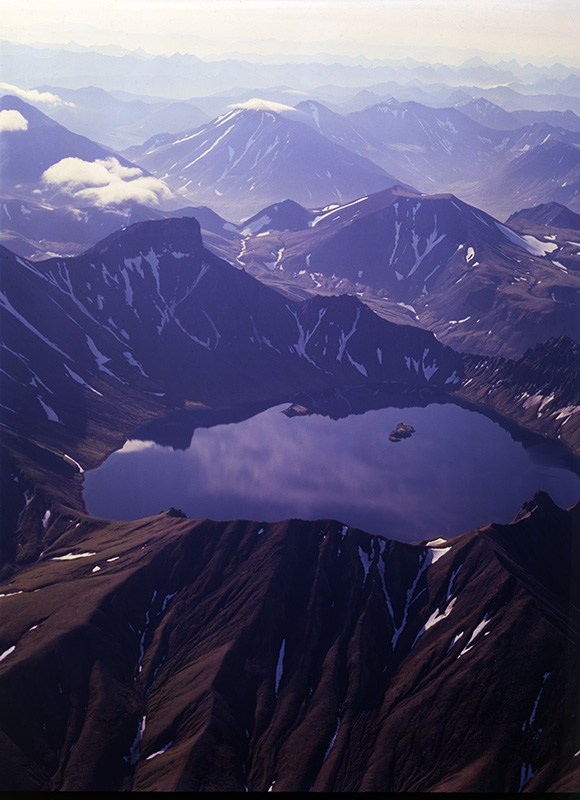 Кратерное озеро вулкана Хангар