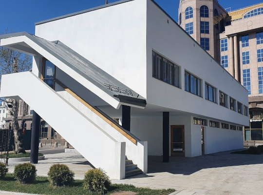 Уличная фотосъемка — московский двор с характерной архитектурой