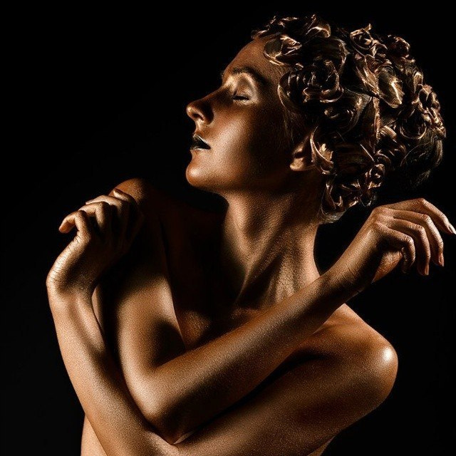 Ожившая бронзовая статуя