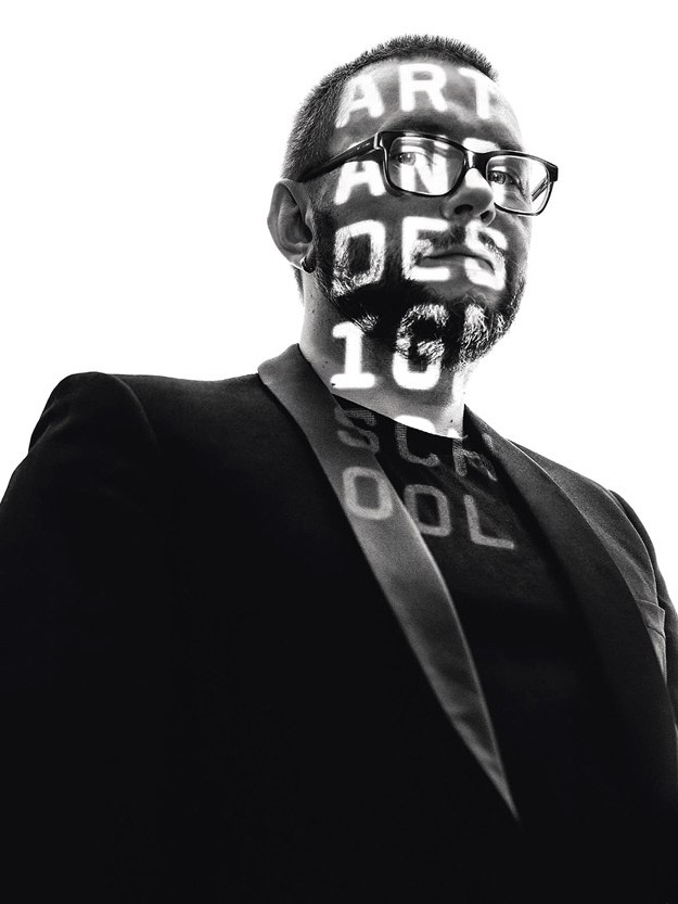 Буквы на лице модели