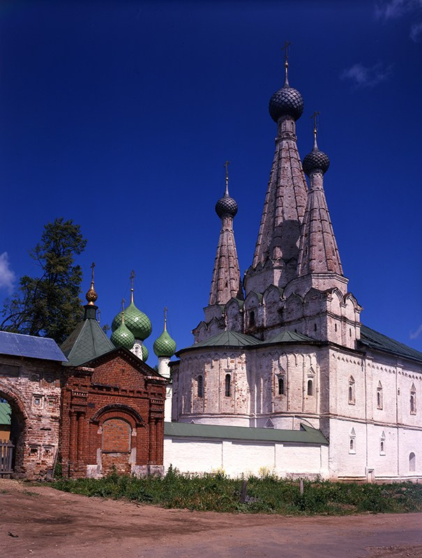 Успенская церковь ("Дивная") XVI век.  Алексеевский монастырь
