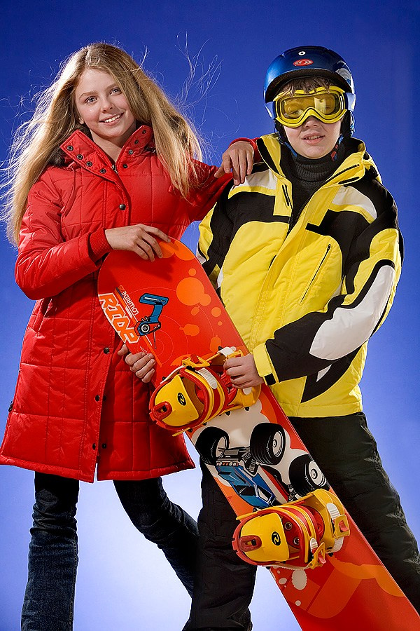Девочка и мальчик со сноуборд студийная съёмка для бренда детской зимней спортивной одежды Brendam