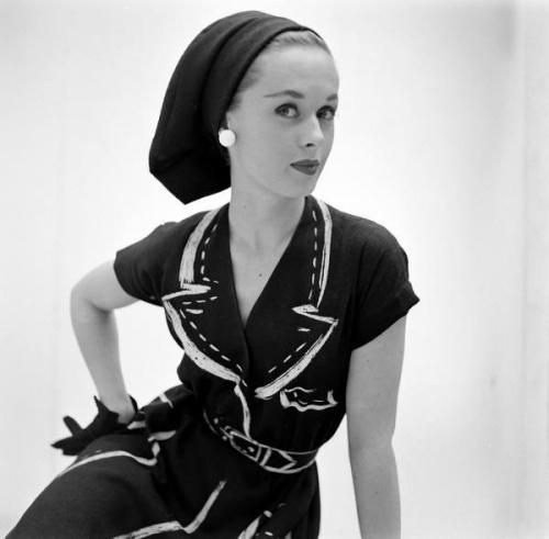 Черное платье бренд Hermes с белыми нарисованными воротником