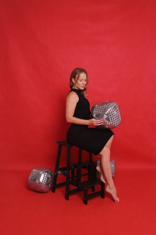 Красный фон. Фотостудия самообслуживания. Студия без фотографа в Твери