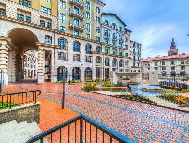 Локация в бизнес-центре — лифтовый холл и коридоры