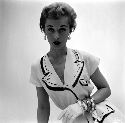 Белое платье с воротником-обманкой