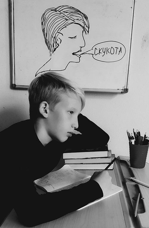 мальчик делает уроки