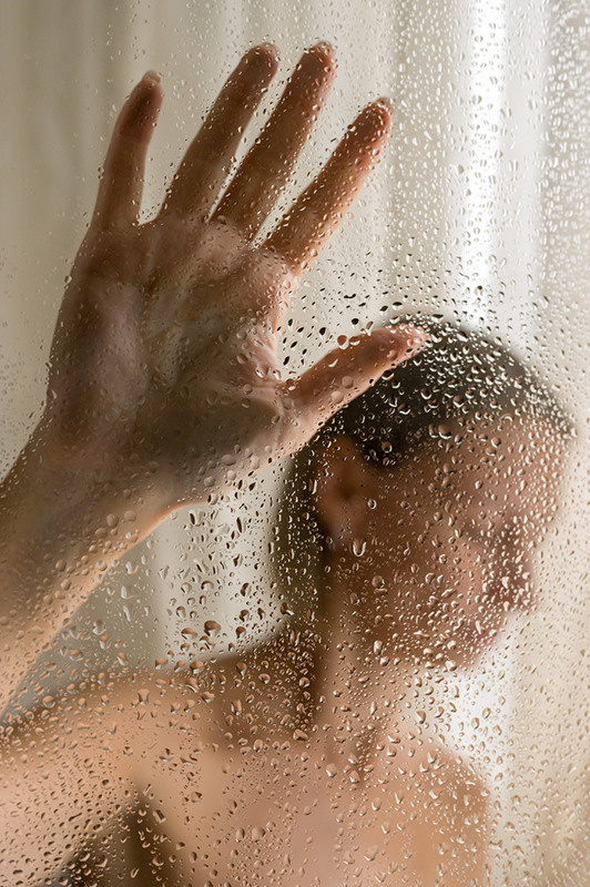 обнаженная женщина  через мокрое стекло