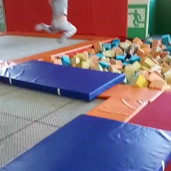 Летим выше солнца: батуты, свобода и радость в @freestyle_sport_center! 🌞🤸‍♂️