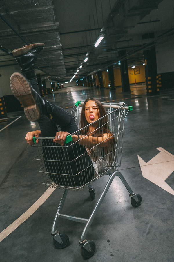 Съёмка на подземной парковке — атмосферные фото с искусственным освещением