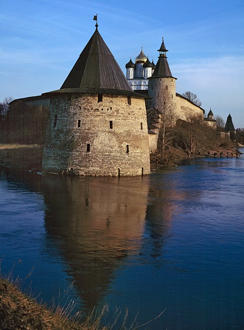 Стены и башни Псковского кремля