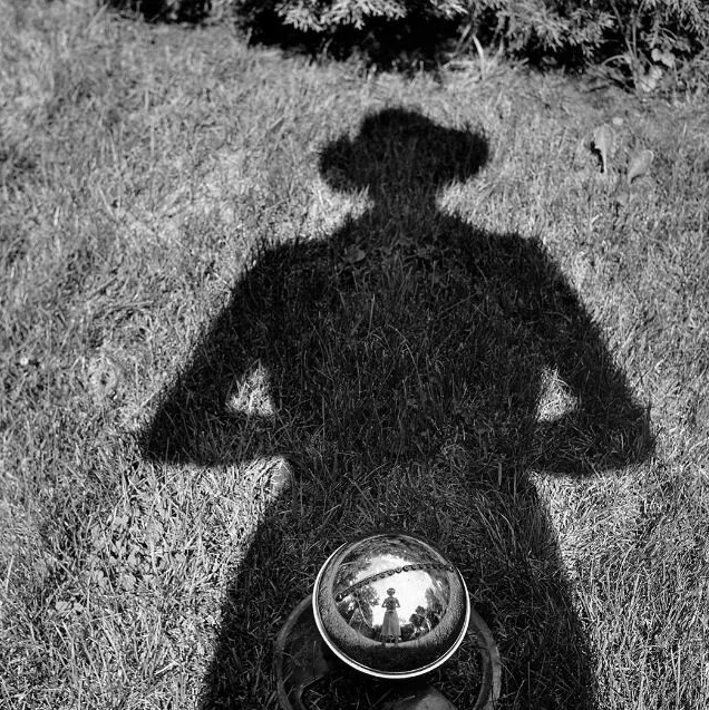 Вивиан Майер (1926-2009) — американская фотохудожница, работавшая в жанре уличной фотографии. При жизни была неизвестна как фотограф, а её фотоархив был обнаружен случайно на распродаже. 