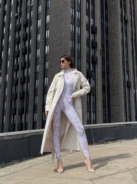 Локация для фотосъёмки на паркинге — яркие неоновые акценты и городская эстетика