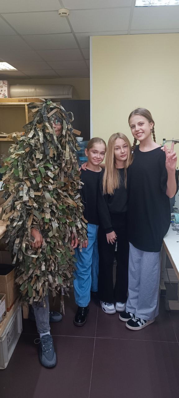 Волонтёры Женсовета Южный Домодедово за плетением маскировочных сетей для бойцов СВО.