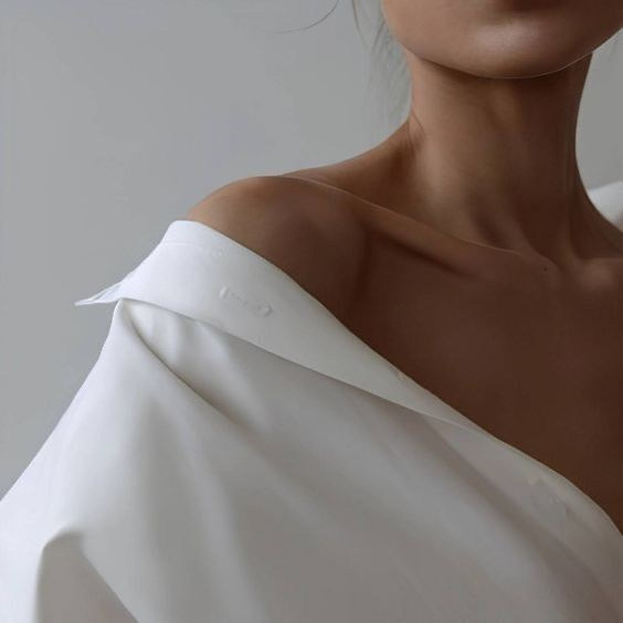 Фотосессия в стиле минимализм в Москве: женщина в белой рубашке в студии