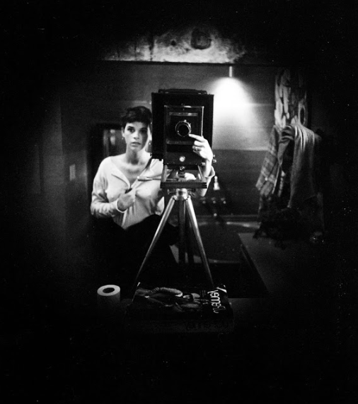 Салли Манн (род. 1951). Известна своими крупноформатными чёрно‑белыми фотографиями, которые затрагивают темы памяти, смертности, семейных уз и связи с землёй. Её стиль сочетает пикториализм и использование старинных фотографических техник.