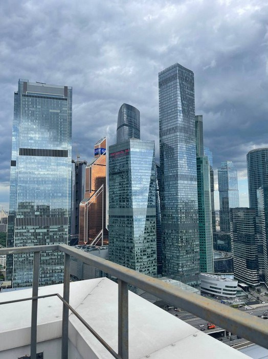 Локация для фотосессии на крыше — вид на высотки и закат