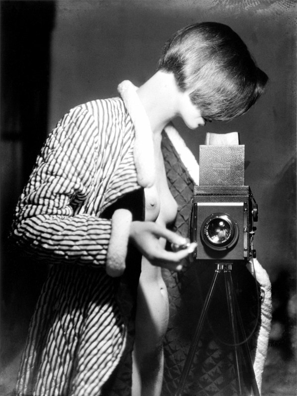 Марианна Бреслауэр (1909-2001) интересовалась «незначительной реальностью» — моментами, которые большинство людей упускают из виду. Её стиль сформировался на стыке нескольких направлений. Уличная фотография: запечатлевала повседневную жизнь городов — от бродяг на берегах Сены до суеты рождественских ярмарок в Берлине. «Новое видение» (Neues Sehen): использовала динамичные ракурсы, крупные планы и геометрические композиции. Сюрреализм: влияние Мана Рэя проявилось в интересе к неожиданным сопоставлениям и атмосфере. Портретная фотография: создавала живые, естественные портреты, часто фокусируясь на личности модели.
