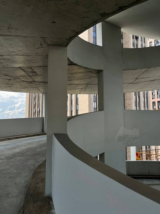 Фотосессия на крытой парковке Москвы — драматичное освещение и промышленный фон